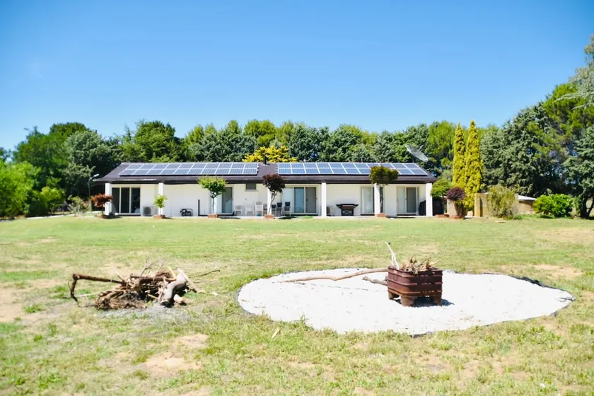 Beautiful 5BR farmhouse 15 min from Canberra CBD - Image 1
