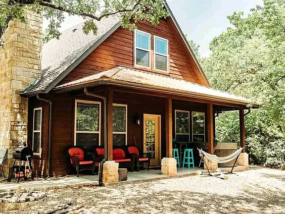 EAGLES NEST - CABIN W/ HOT TUB - Image 1