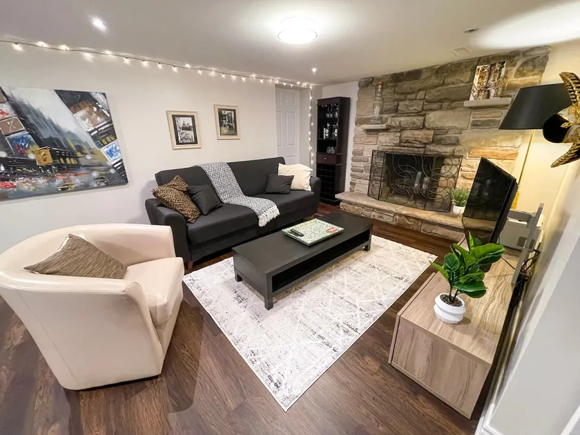 Spacious & Renovated 1BD Suite w/parking - Image 1