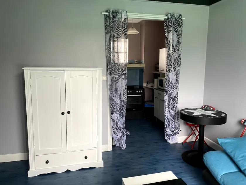 Furnished apartment with terrace and parking - Image 1