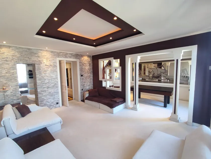 Unique 2 bedroom condo with pool table - Image 1