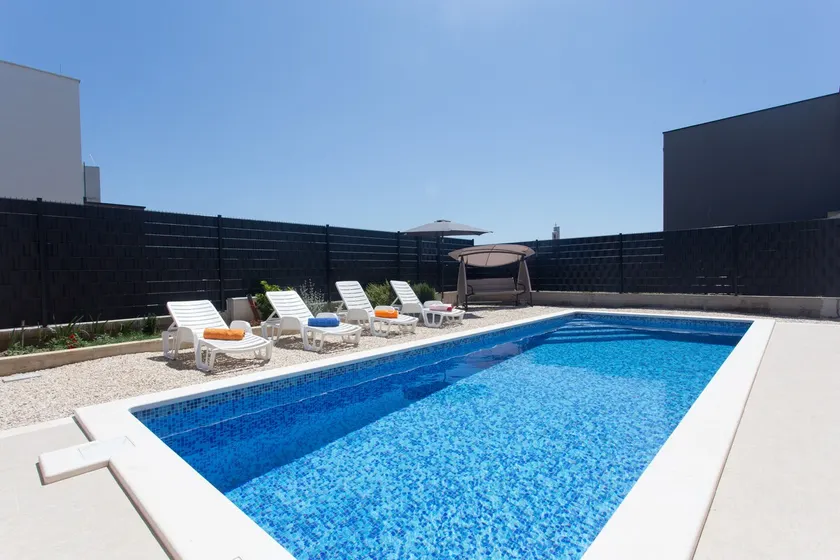 Modern apartment with swimming pool - Image 1