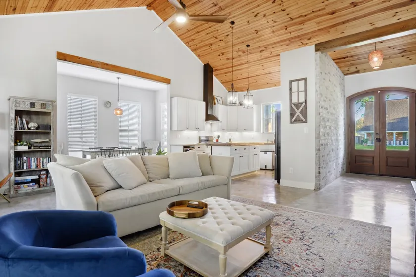 Gorgeous newer 3/2 home w/ Louisiana style & charm - Image 1
