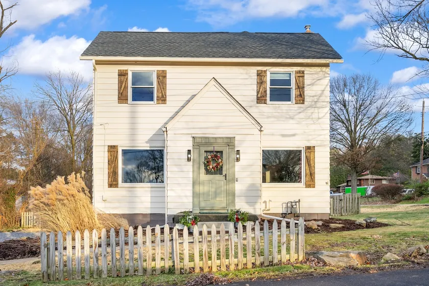 Charming 3 BR in Small Town Zelienople w/ Hot Tub - Image 1