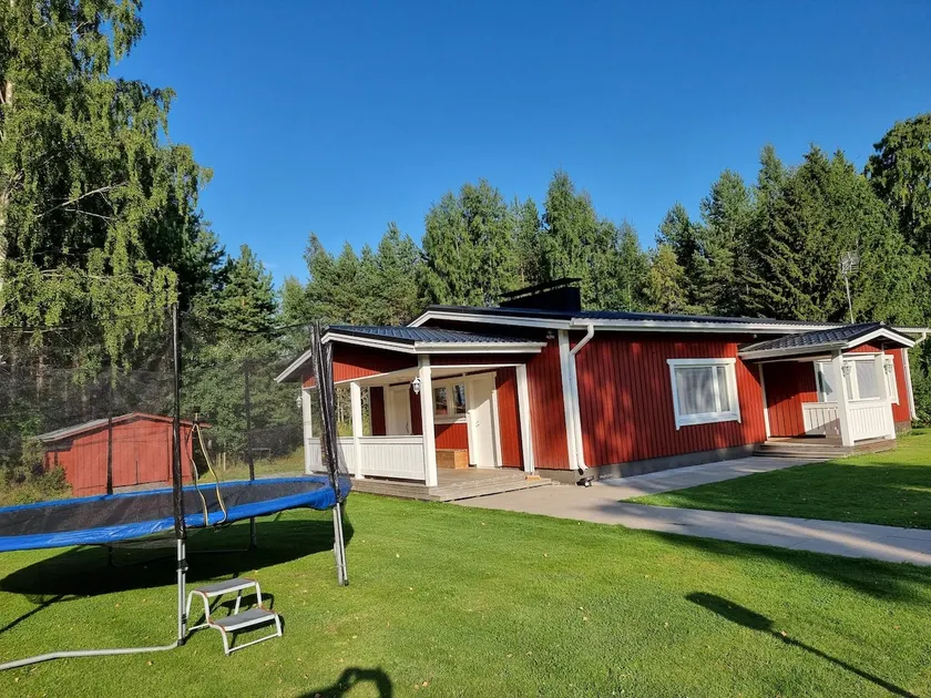 Cozy detached house on the shore of a lake - Image 1