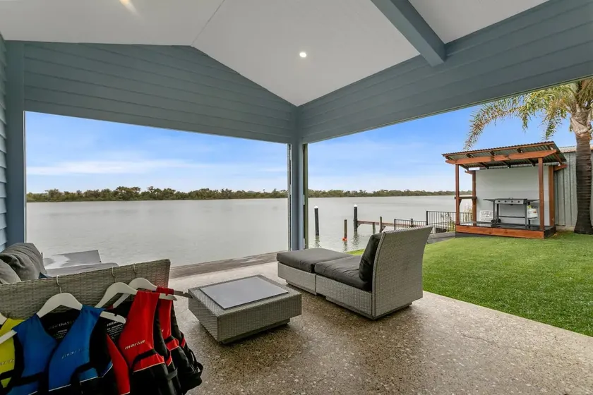 River Life - Holiday Home with Secluded Riverbank - Image 1