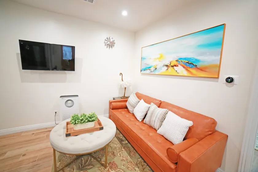 Stylish 2BR Retreat w/ Full Kitchen & Laundry - Image 1