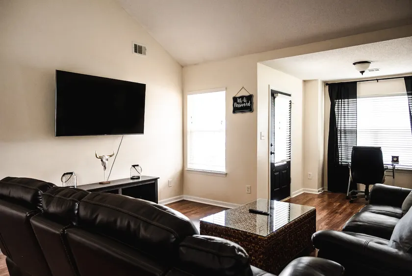 Entire Home, Near Dining & Shopping, Queen Beds - Image 1