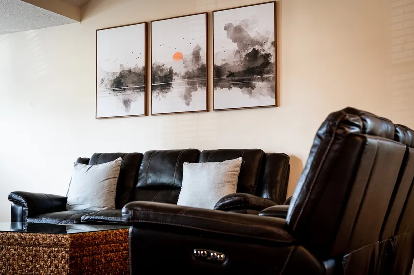 Entire Home, Near Dining & Shopping, Queen Beds - Image 1
