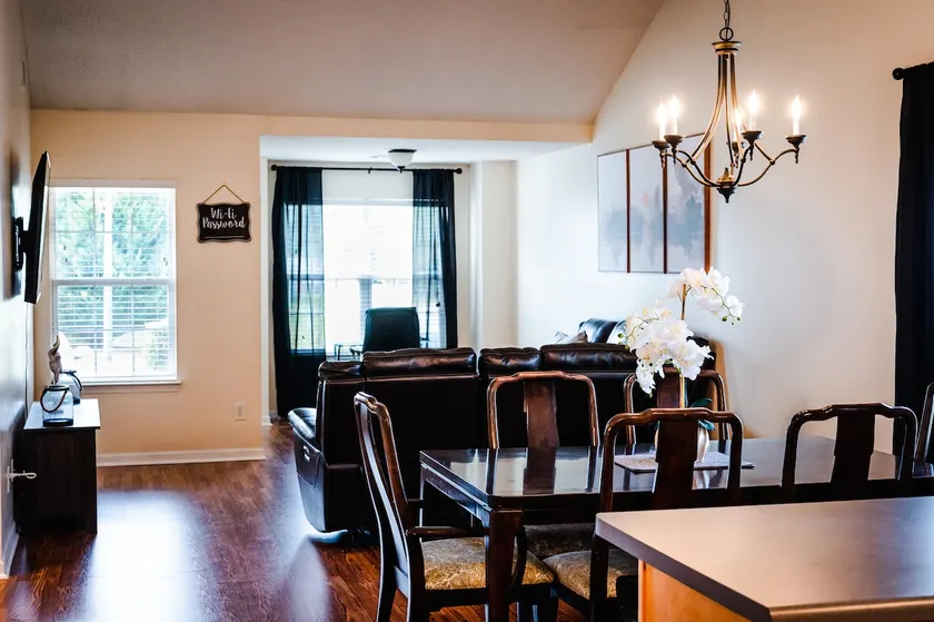 Entire Home, Near Dining & Shopping, Queen Beds - Image 1