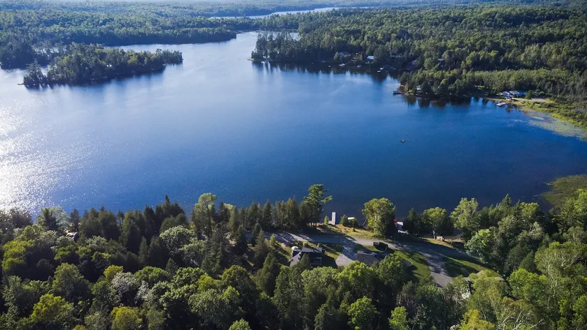 Lakefront, Sleeps 6 | Firepit, BBQ, Pet Friendly - Image 1