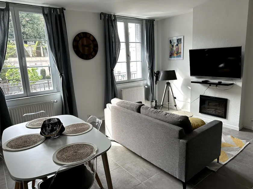 Apartment with terrace in Le Puy - Image 1
