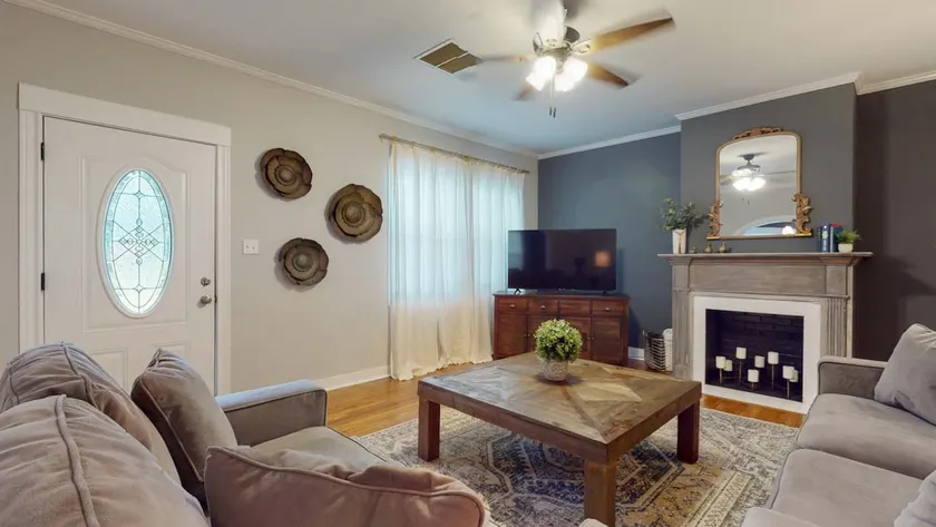 Spacious 3 Bedroom, 2 bathroom home with parking. - Image 1