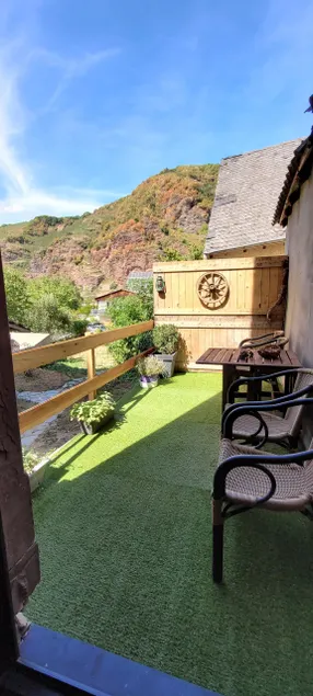 Charming apartment with balcony & vineyard views - Image 1