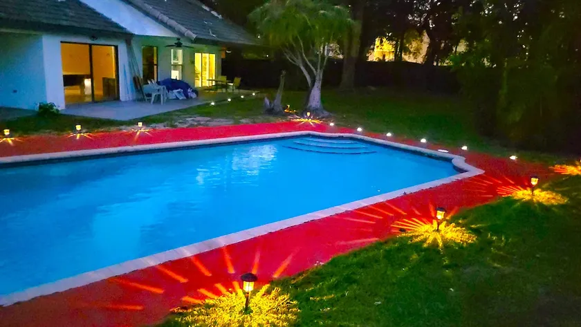 KING SUITE | BlG PRlVATE Backyard w. Pool | 2 LVRM - Image 1