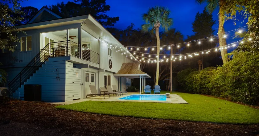 Luxury Beach House - 2min Walk to Beach - Private Pool - Group & Dog Friendly - Image 1