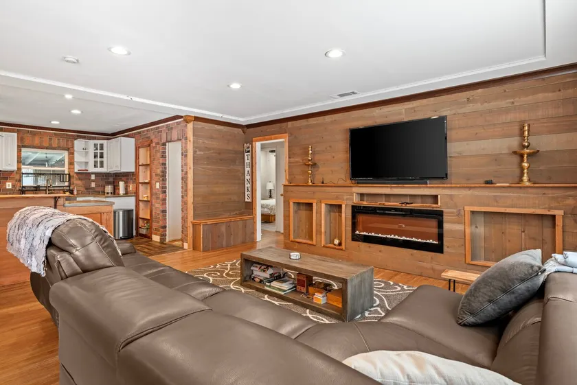 TWO LIVING QUARTERS RUSTIC HOME 3 BED 2 BATH - Image 1