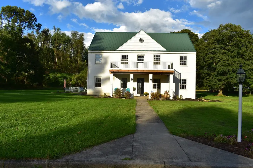 4 bedroom farmhouse. 30min. to PSU 5 min. Rt. 322 - Image 1