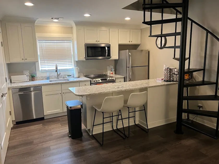 "Eagle's Nest" 2 Blocks from Jordan Hare, Sleeps 8 - Image 1