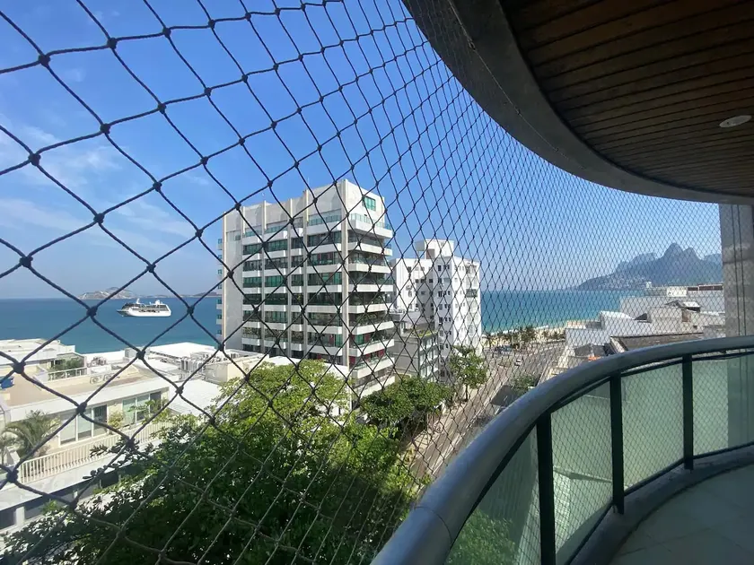 30 secs to the beach, 3 balconies, 2 bdrms ensuite - Image 1