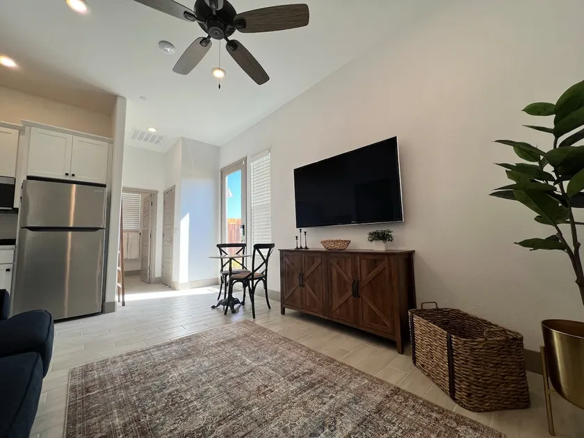 Pear Lake Suite in North West Hanford - Image 1