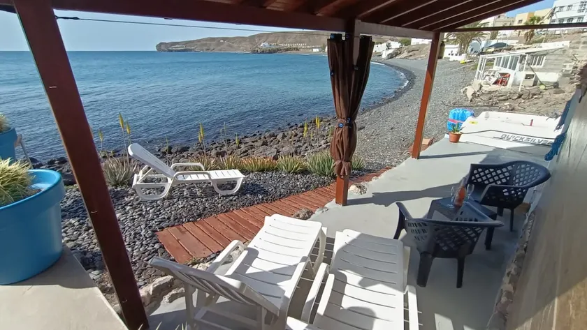 Seaside house on the waterfront - Image 1