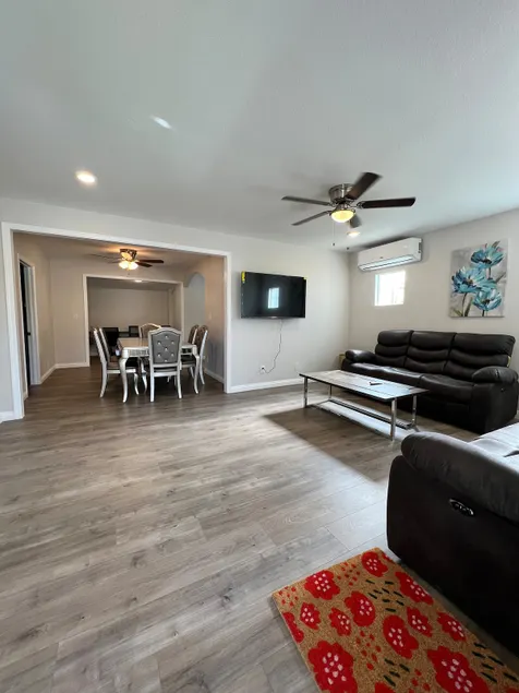 Spacious 2B2B House with Full Kitchen & Work Space - Image 1
