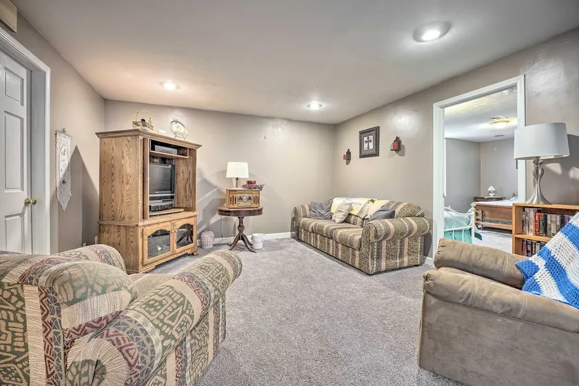 Lovely 3- bedroom apartment with street parking. - Image 1