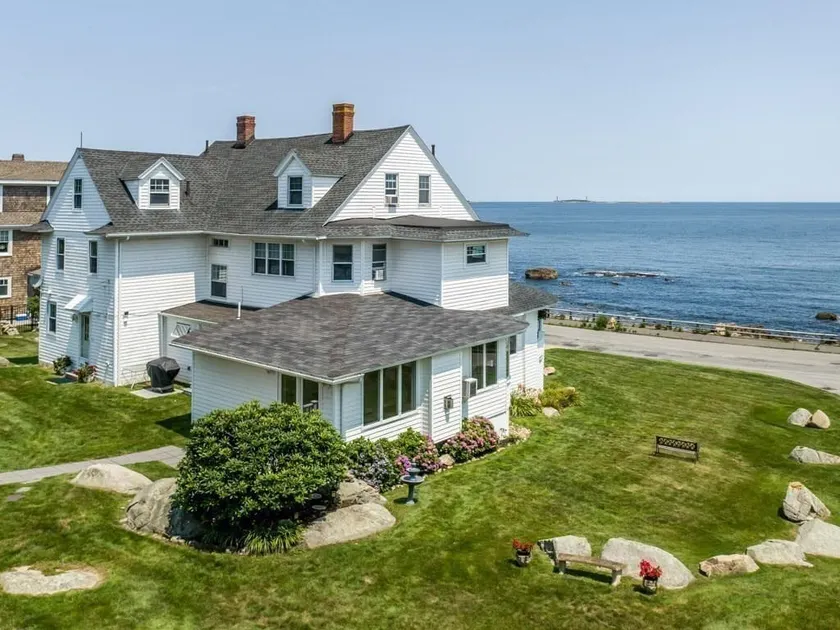 Gorgeous Oceanfront 2-Bdrm Apartment w/ Fireplace - Image 1