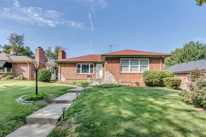 Spacious | Quiet | 1 bedroom duplex w free parking! - Image 1
