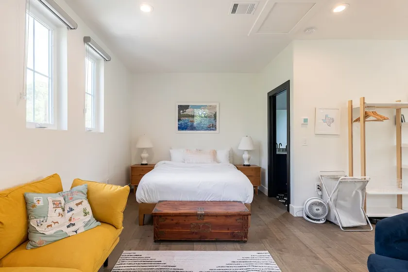 Oak Tree Guest House · Slumber Soundly in Hancock - Image 1
