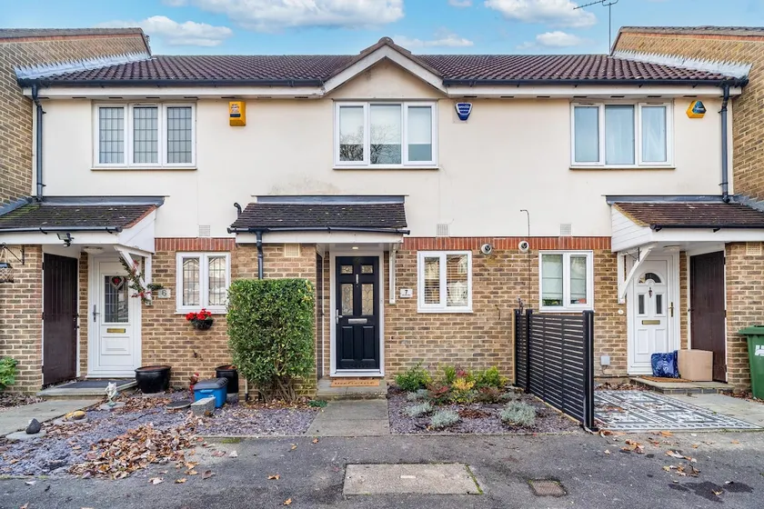 2 bedroom house with parking in Borehamwood - Image 1