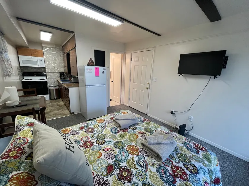 Small Lovely Downtown Nook with Free parking - Image 1