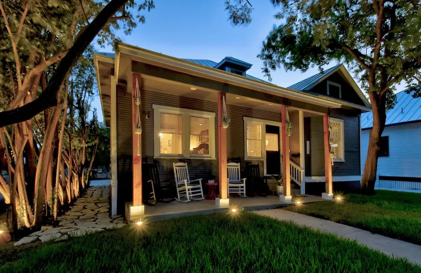 Downtown Sophie 3 BD/3BA Walk to the RiverWalk! EV - Image 1