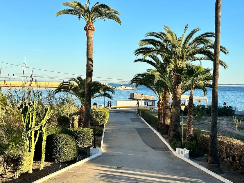 Sea-facing apartment with free parking - Image 1