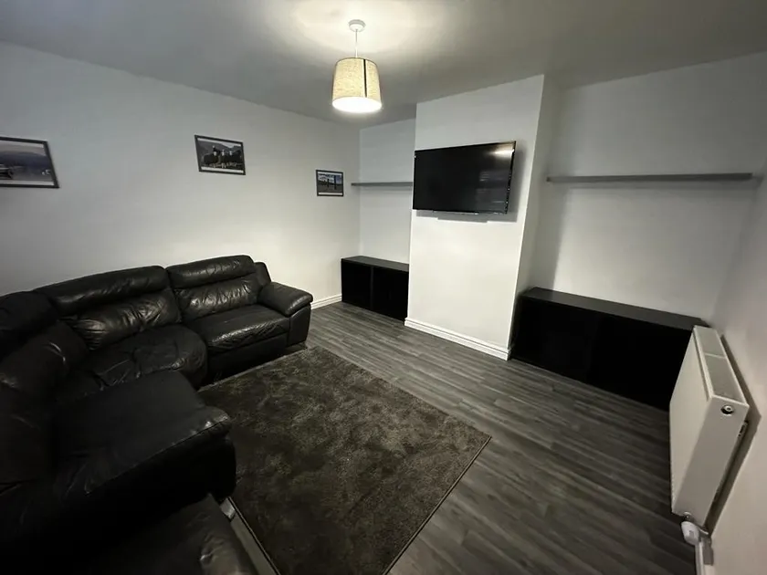 Large 3 bed property - Image 1