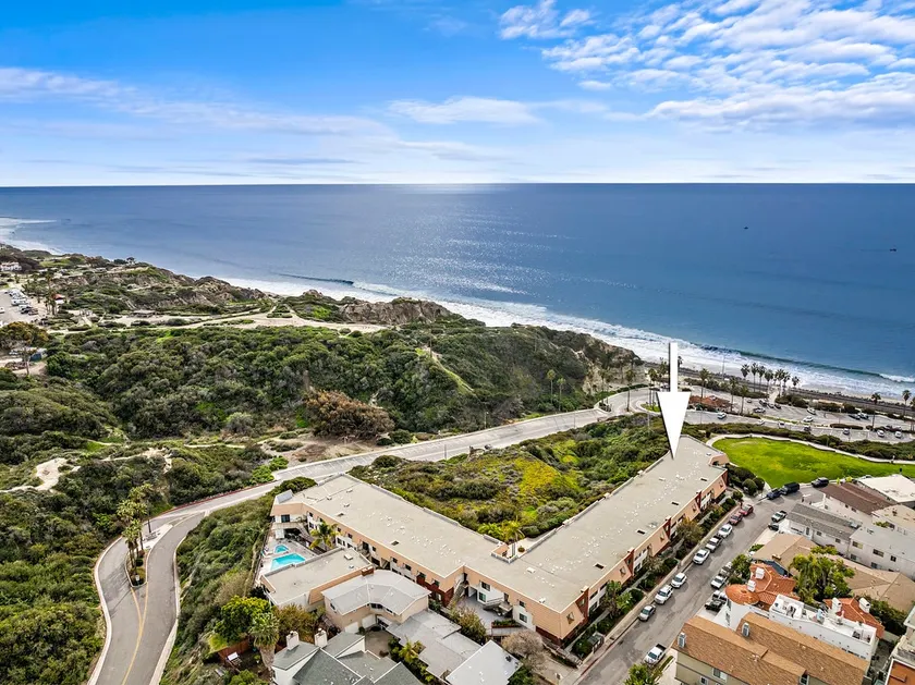 Amazing 2 bedroom condo steps to the beach - Image 1