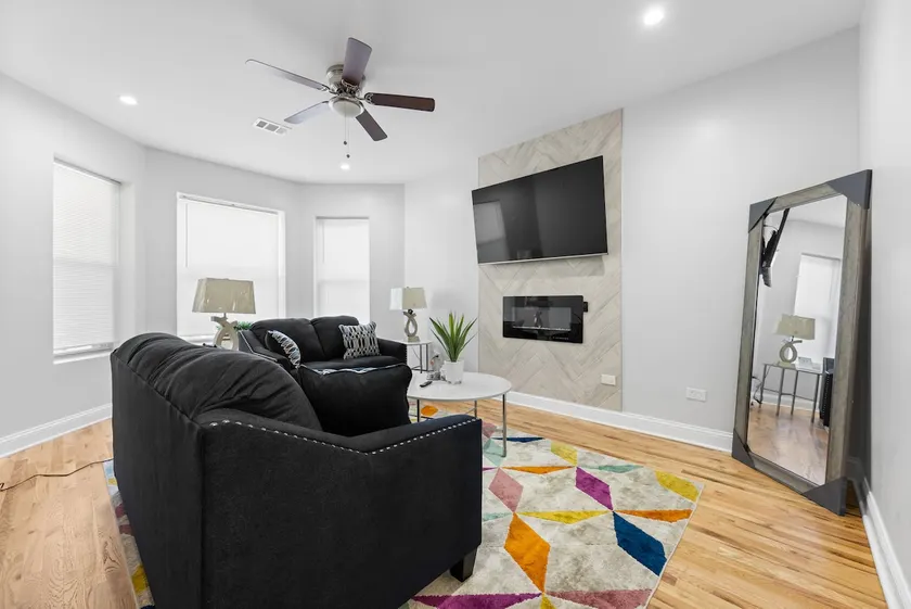 Cozy Apt~Location near UChicago & Lake Shore Drive - Image 1