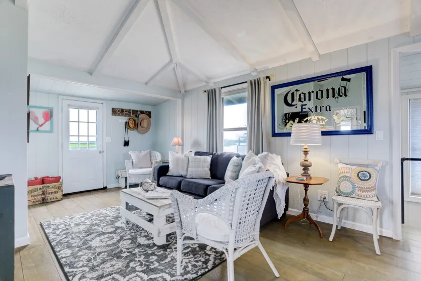 Cheerful 3-Bedroom w/ boat dock & views of estuary - Image 1