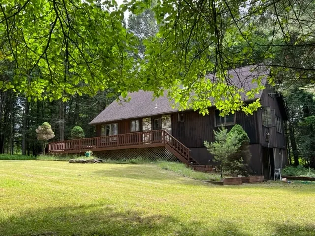 Secluded & bright home located near all in Bethel - Image 1