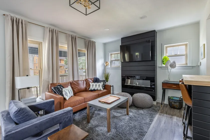 The Akron Retreat: Modern 3-Bedroom Oasis - Image 1