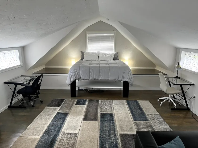 Beautiful, one BR, modern- style carriage house - Image 1