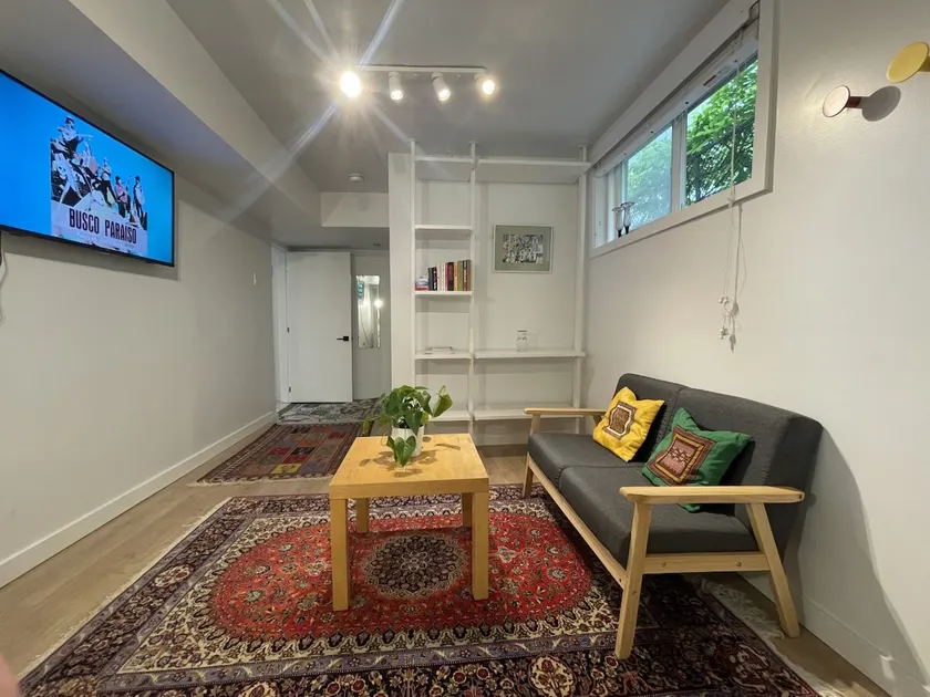 Lovely 1 Bedroom Unit, Roncesvalles and Queen - Image 1
