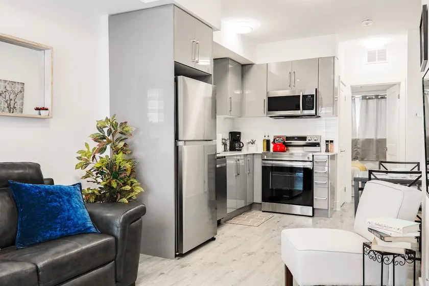 Modern Niagara Falls Condo - Image 1