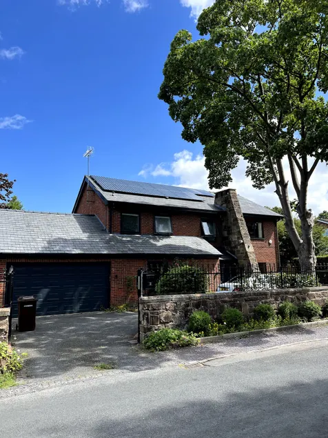 Large 4 bedroom house, electric gated driveway. - Image 1
