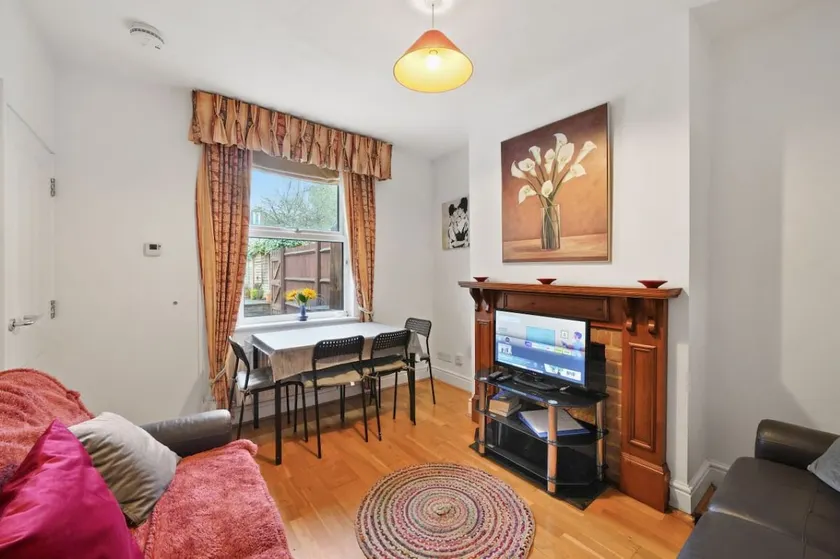 Lovely 2 bedroom duplex apartment, Maidstone sleeps 5 - Image 1