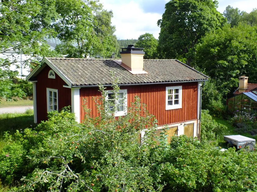 Cabin in a mountain environment. - Image 1