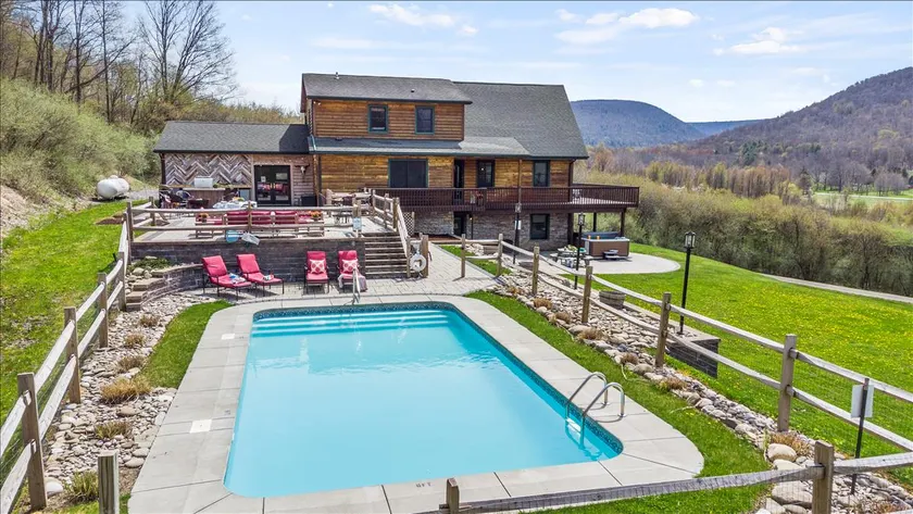 Chalet Overlooking Bristol Mountain - Image 1