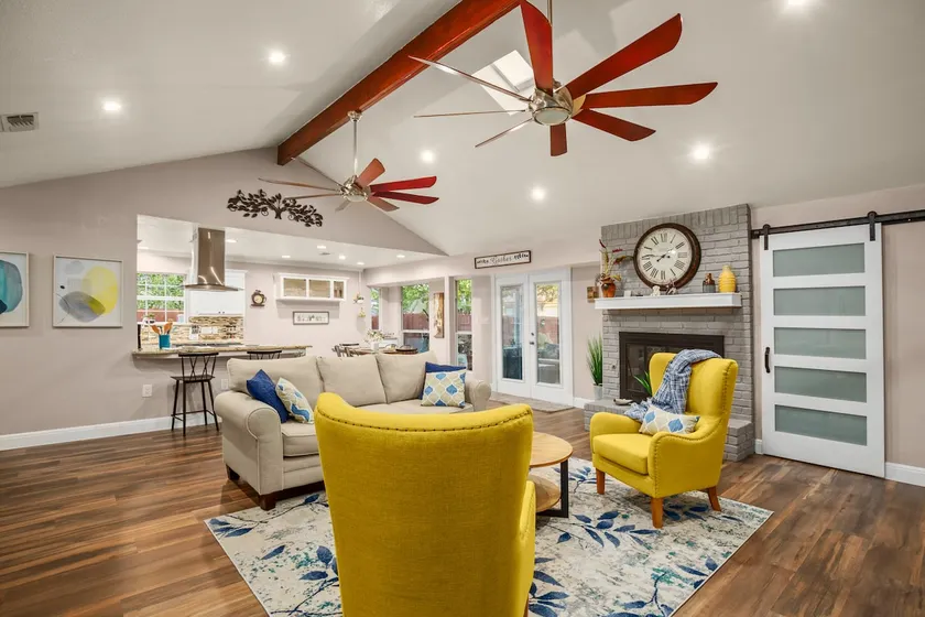 Spacious, relaxing 3BR w/ screened patio & hot tub - Image 1