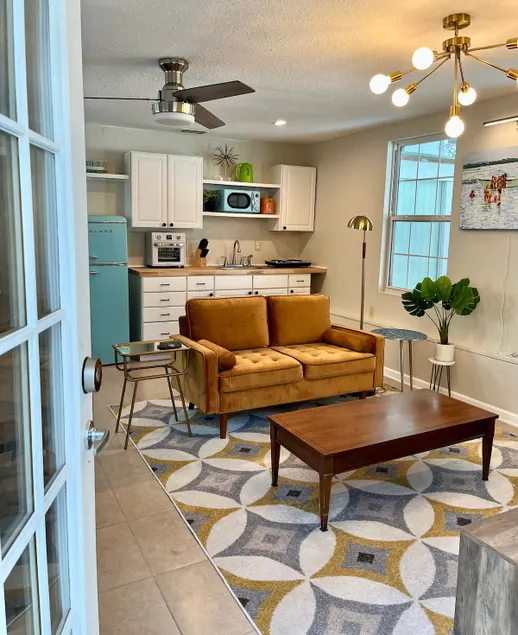 Adorable PoolHouse, Sleeps 4, Pets, Walk Downtown - Image 1